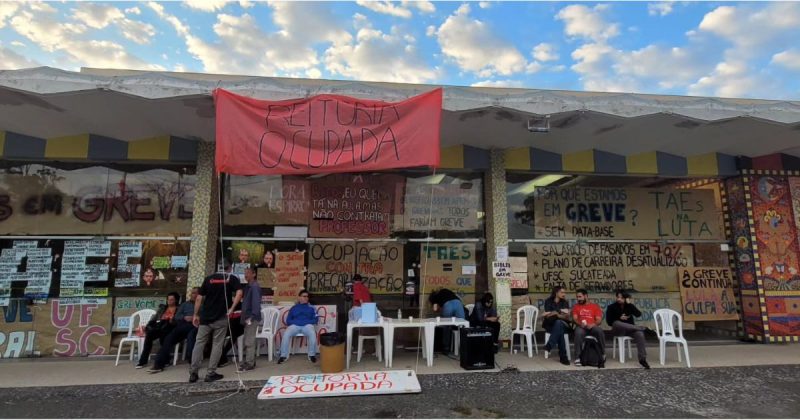 Reitoria da UFSC ocupada por servidores técnicos em greve na manhã desta terça-feira