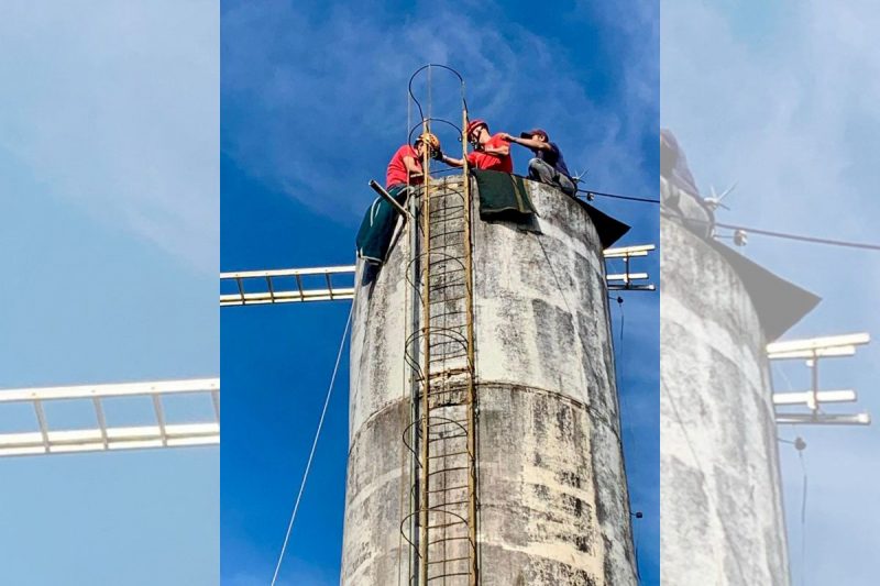 homem subido na caixa d'água industrial em Lebon Régis