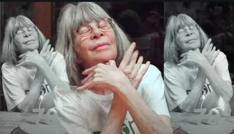 na foto Rita Lee aparece de olhos fechados celebrando o aniversário de 70 anos