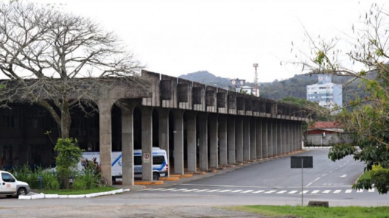 Imagem da rodoviária de Blumenau durante o dia