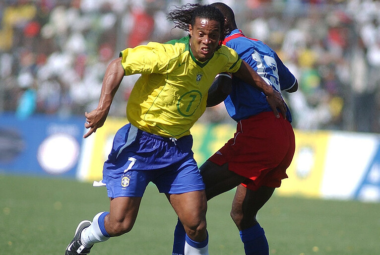 Ronaldinho ga&uacute;cho teve dia infeliz pela sele&ccedil;&atilde;o, diferente dos dribles e lances espetaculares que marcaram sua carreira – Foto: Nilton Santos / CBF