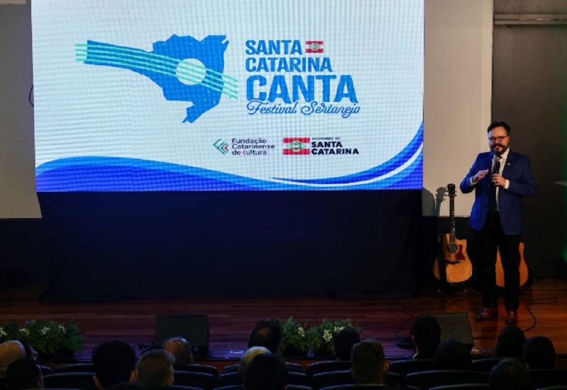 na imagem o presidente da Federação Catarinense de Cultura, Rafael Nogueira, falou sobre o Santa Catarina Canta