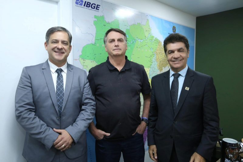 Ex presidente Jair Bolsonaro entre o pr&ecirc; candidato a prefeito de Crici&uacute;ma e o atual Clesio Savaro os tr&ecirc;s em total sintonia. – Foto: Divulga&ccedil;&atilde;o/ND