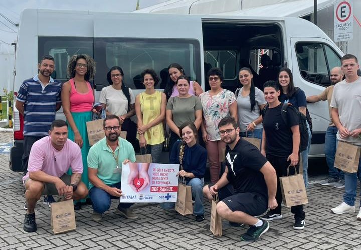 Pessoas participando de ação de doação de sangue em Itajaí