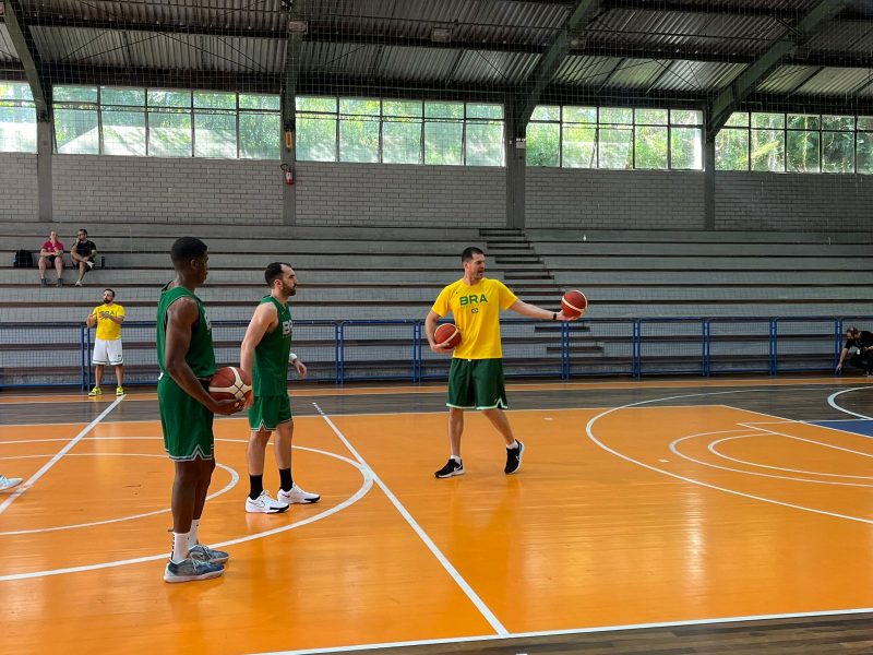 Seleção Brasileira de basquete faz primeiro treino em SC e busca vaga nas Olimpíadas
