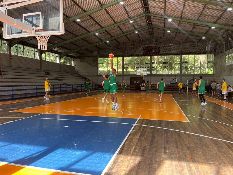 Seleção Brasileira de basquete faz primeiro treino em SC e busca vaga nas Olimpíadas