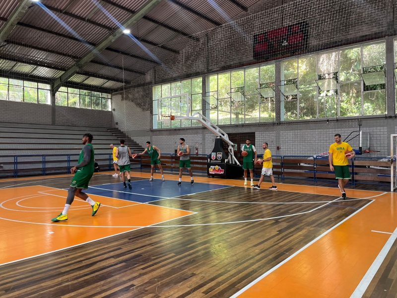 Seleção Brasileira de basquete faz primeiro treino em SC e busca vaga nas Olimpíadas