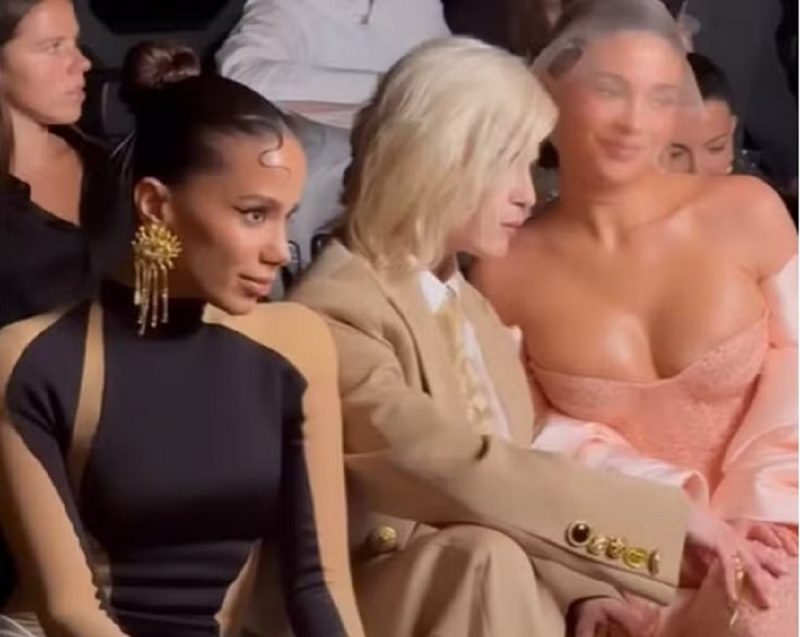 cantora Anitta aparece lado a lado com Selma Blair durante desfile em Paris