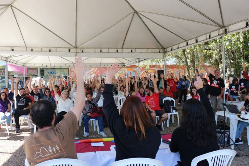 Assembleia de servidores em greve na UFSC nesta sexta-feira