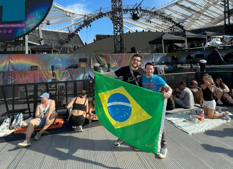 Patrick e Luiz ajudaram a trazer o document&aacute;rio com os bastidores do show da banda para o Brasil – Foto: Arquivo pessoal/ND