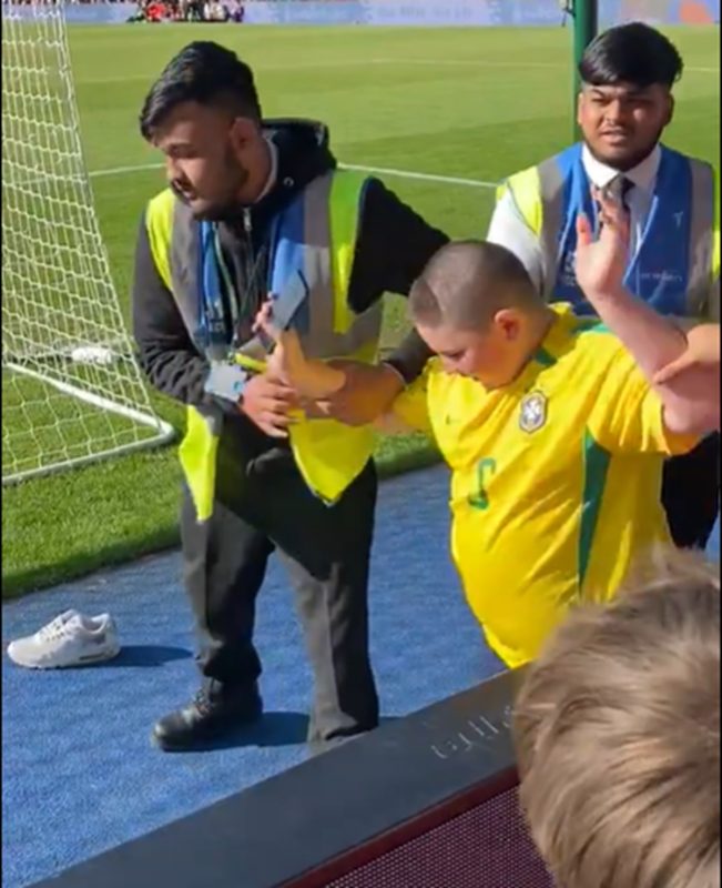 Sósia de Ronaldo Fenômeno até tentou invadir gramado, porém acabou passando vergonha 