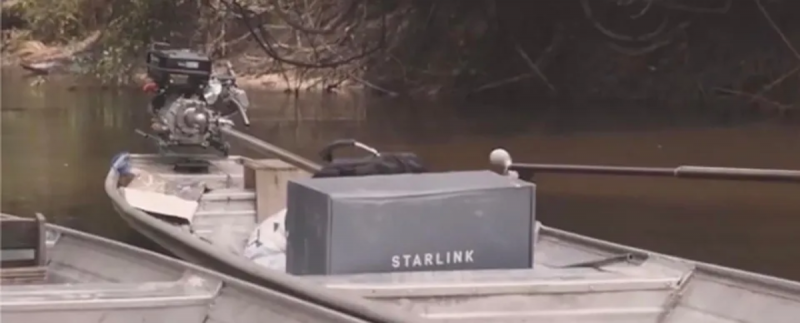 Starlink foi transportada de barco para chegar ao território habitado pelos marubos – Foto: Reprodução/YouTube/NAVI Global/Associação Kapyvanaway