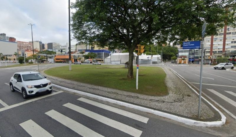 Morador de rua pode ter sido v&iacute;tima de um mal s&uacute;bito na pra&ccedil;a Adolfo Luiz Dias, no Centro de Florian&oacute;polis. – Foto: Streetview/ Reprodu&ccedil;&atilde;o/ ND.