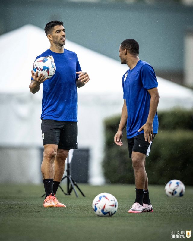 Suárez lida com drama para continuar a jogar