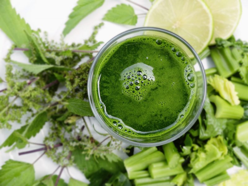 shake de espinafre em meio a verduras verdes