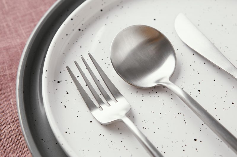 Talheres brilhantes: rea&ccedil;&atilde;o qu&iacute;mica faz pe&ccedil;as ficarem reluzentes novamente – Foto: Freepik/ND