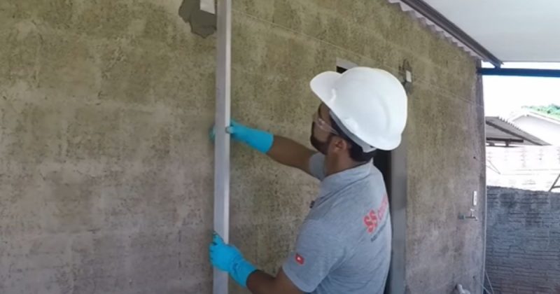 Pedreiro ensinou a taliscar parede