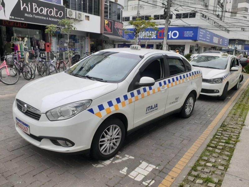 Vistoria acontecerá a partir de segunda-feira (10) e táxis de Itajaí aprovados receberão selo &#8211; Foto: SECOM de Itajaí/ Divulgação