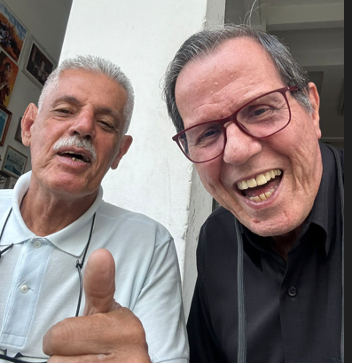 O ex-narrador JB Telles se reencontrou na semana retrasada com Nilton Dion&iacute;sio, ex-presidente do Ava&iacute; em uma das ruas de Florian&oacute;polis e fez quest&atilde;o de registrar este momento feliz. Pelo sorriso das feras na foto, d&aacute; para imaginar as hist&oacute;rias engra&ccedil;adas vividas pelo atual presidente da ACESC&nbsp; (Associa&ccedil;&atilde;o dos Cronistas Esportivos de Santa Catarina) e pelo ex-dirigente que ficou famoso no futebol da Capital pelas suas frases folcl&oacute;ricas. – Foto: divulga&ccedil;&atilde;o/ND