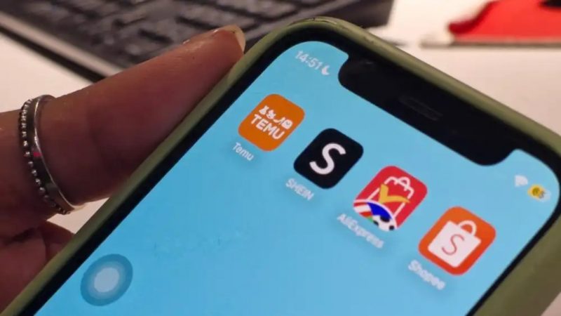 Celular com aplicativos de marktplaces na tela, como Temu, Shein, Aliexpress e Shopee