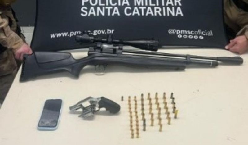 Pol&iacute;cia apreendeu celular roubado ap&oacute;s briga de vizinhos, al&eacute;m de um rifle e uma arma portada pelo marido da vizinha alvo das reclama&ccedil;&otilde;es – Foto: PMSC/Divulga&ccedil;&atilde;o/ND