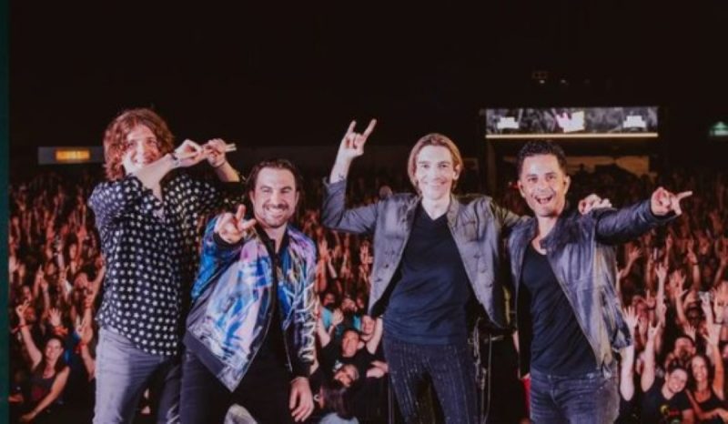 Na imagem aparecem os quatro integrantes da banda The Calling após um show no Brasil