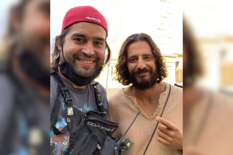 Marlon e o ator Jonathan Roumie durante as grava&ccedil;&otilde;es de The Chosen, s&eacute;rie que &eacute; sucesso na Netflix – Foto: Arquivo pessoal/ND