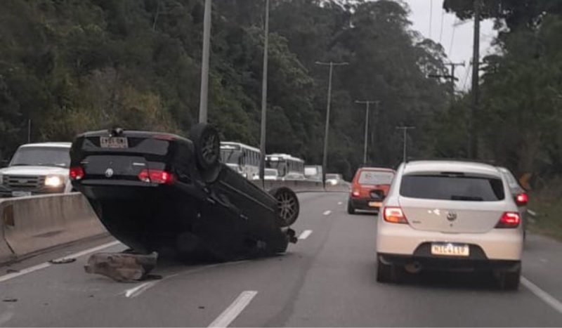 Capotamento de carro na SC-401. - Foto: Ricardo Pastrana/ Guarda Municipal/ Divulgação/ ND