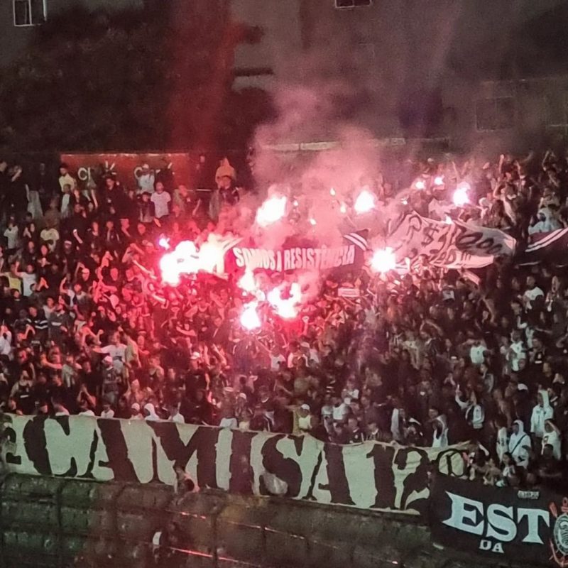 Festa do Corinthians dentro do orlando Scarpelli, mas foi registrada uma briga de torcedores no lado de fora