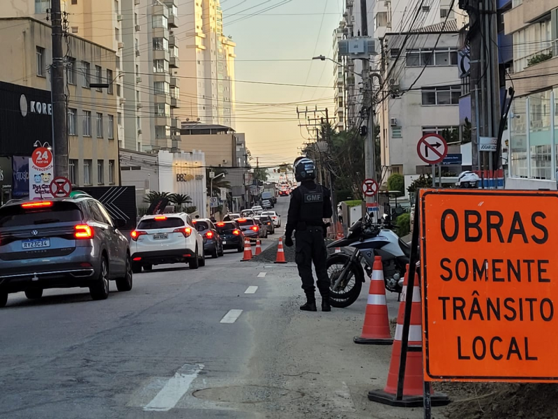 Obras de drenagem e recuperação asfáltica na rua Desembargador Arno Hoeschl deixam o trânsito em meia pista