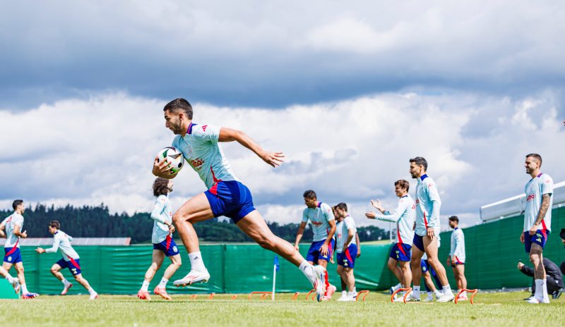 Jogadores da Espanha correm durante treino