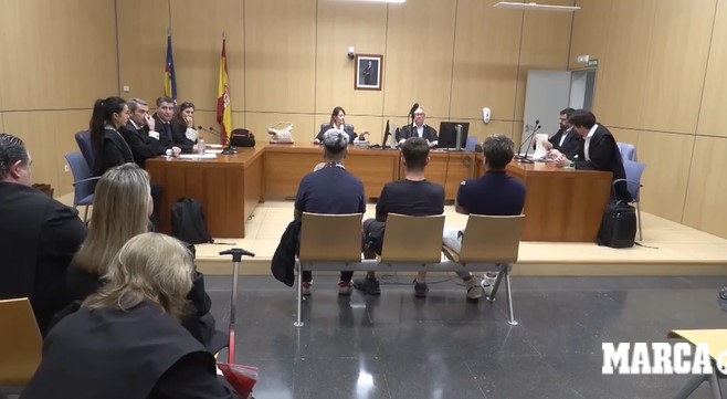 Imagens do julgamento dos tr&ecirc;s torcedores acusados de ofensas racistas contra Vini Jr – Foto: Reprodu&ccedil;&atilde;o/Marca