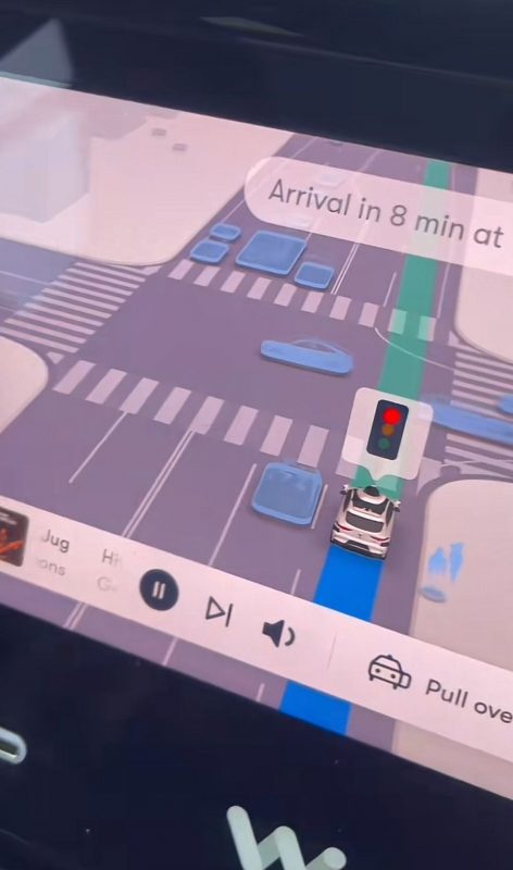Ela mostrou que o carro tem um sensor e consegue ver os outros ve&iacute;culos pr&oacute;ximos – Foto: Divulgado na Internet/Reprodu&ccedil;&atilde;o/ND