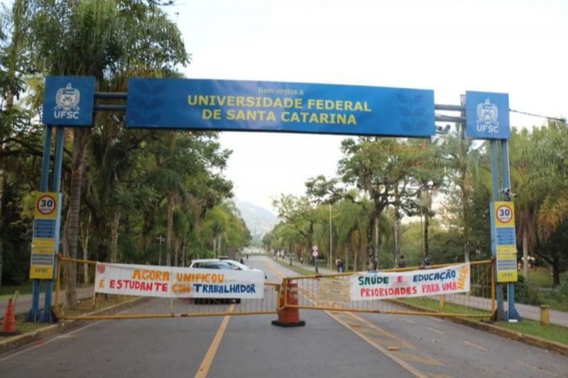 Entrada da UFSC fechada por protesto dos servidores técnicos em greve