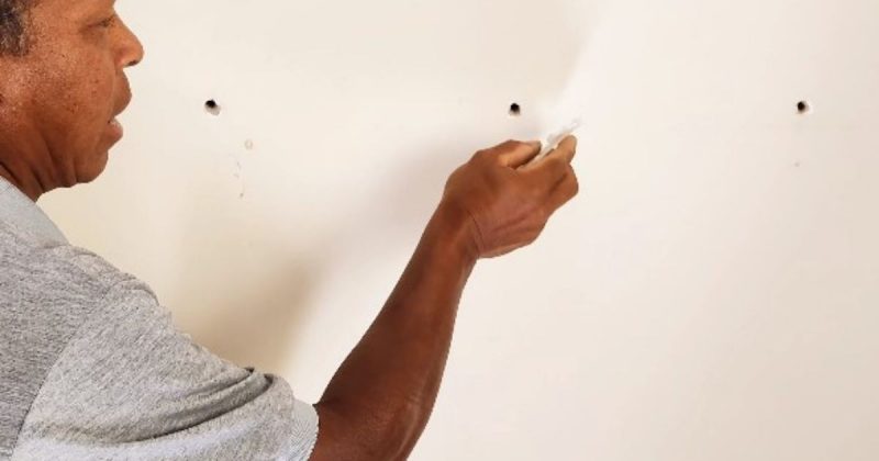 Pedreiro ensina como tapar buraco de bucha – Foto: Reprodu&ccedil;&atilde;o/YouTube/ND