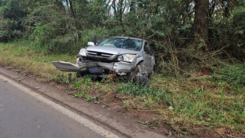 Veículo colidiu contra árvores na SC 157, entre Chapecó e Coronel Freitas