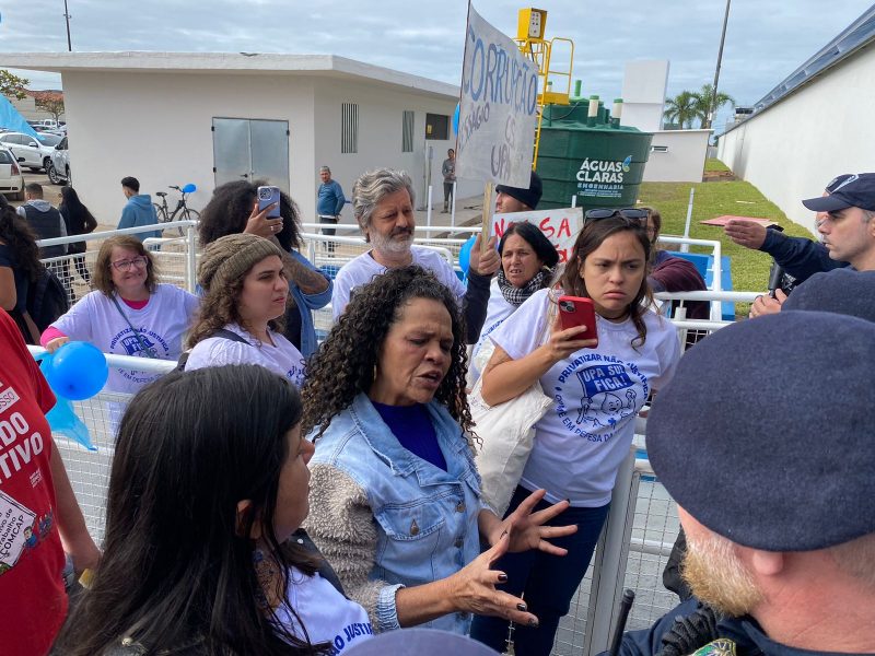 Vereadoras do PSOL conversam com a polícia entre manifestantes