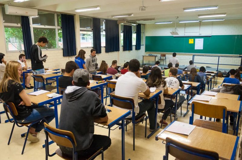 Candidatos realizam prova do Vestibular Unificado em sala de aula da UFSC