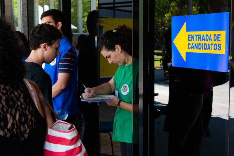 Candidatos no portão do Vestibular Unificado na UFSC