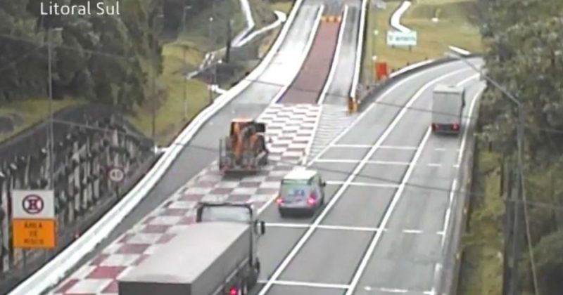 Caminhão levando retroescavadeira perde controle na BR-376 e 'invade' área de escape