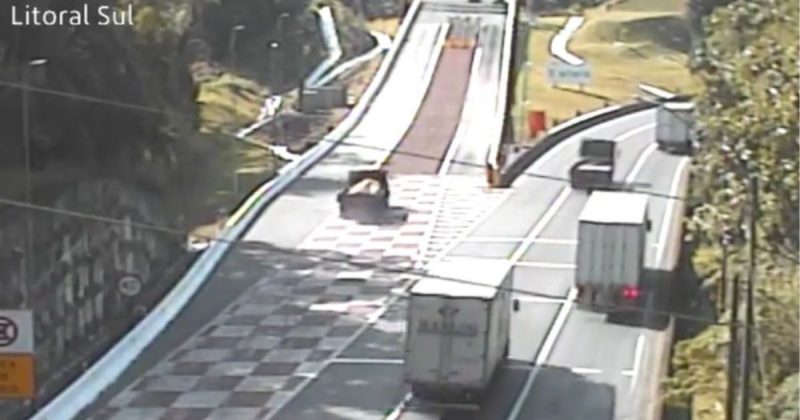 Motorista perde controle de caminhão carregado com ferro e usa área de escape da BR-376