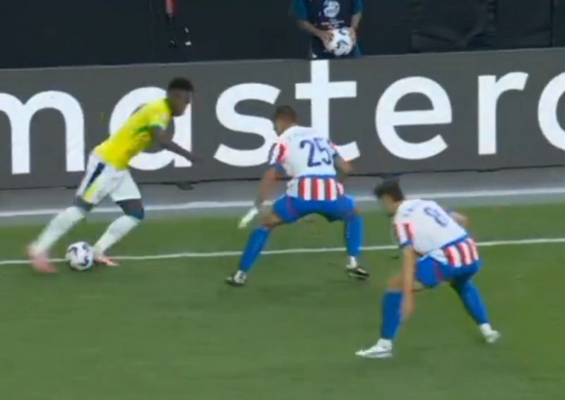 O lance da lambreta que come&ccedil;ou errado e terminou muito bem – Foto: Reprodu&ccedil;&atilde;o