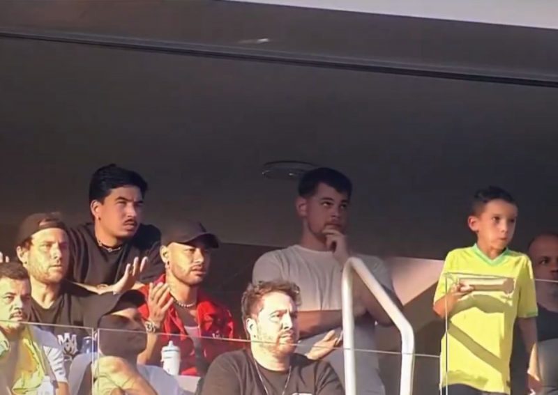 Vini Jr sai e Neymar reage ao ver a decisão do técnico Dorival Jr