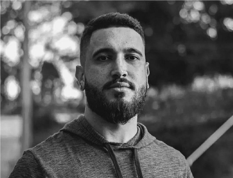 Foto do homem morto em acidente de trânsito em preto e branco