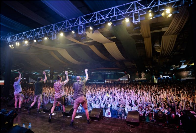 Banda se apresentando para público na Oktoberfest Blumenau