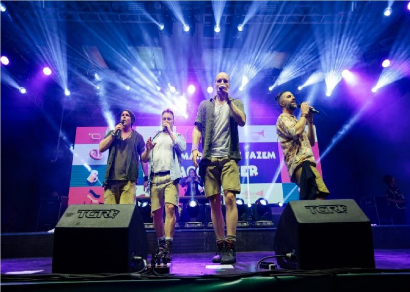 Banda durante apresentação no palco da Vila Germânica 