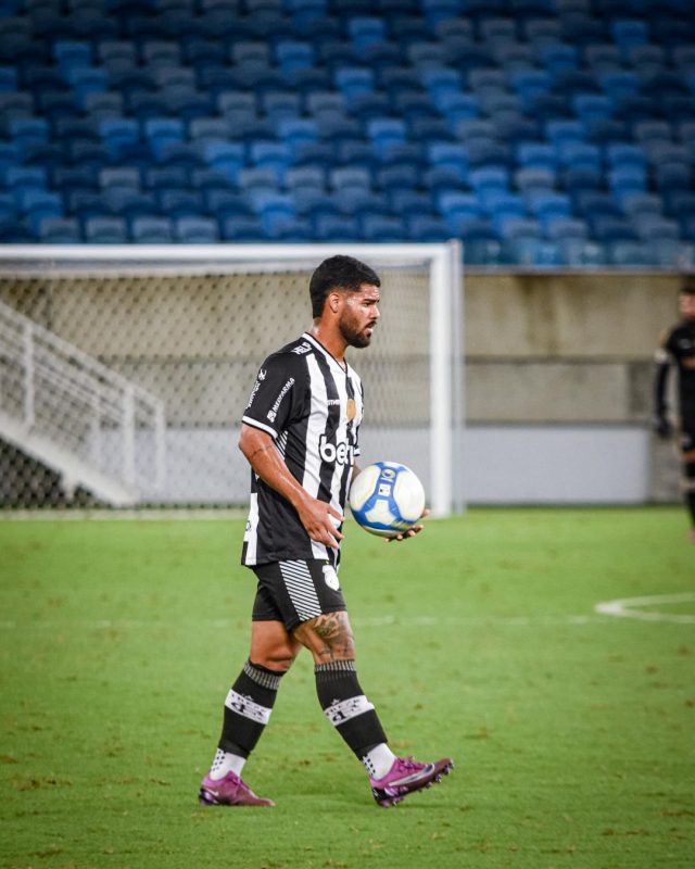 Autor do gol do Treze carrega a bola durante jogo da Série D
