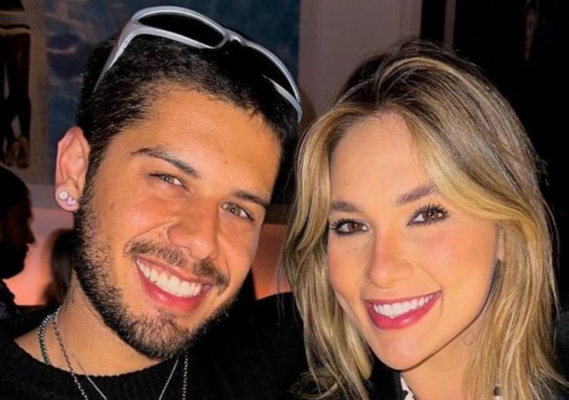 Na foto Zé Felipe aparece sorrindo ao lado da esposa Virginia Fonseca que também sorri para a foto