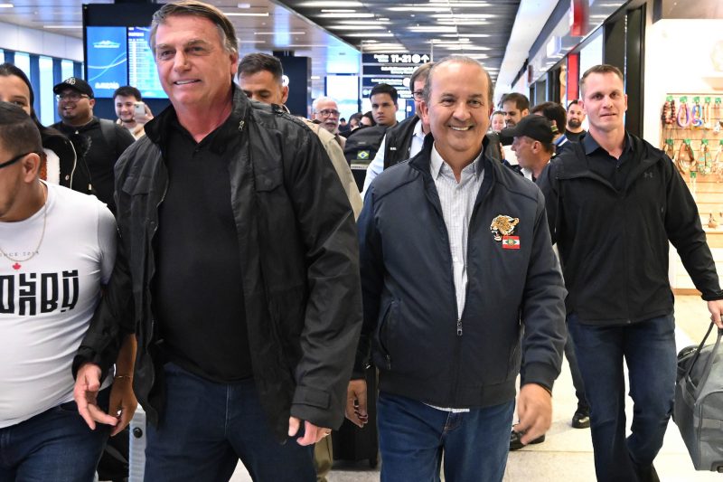 Bolsonaro e Jorginho Mello em chegada no Aeroporto de Florianópolis no início deste mês - Foto: Eduardo Valente/Divulgação/ND