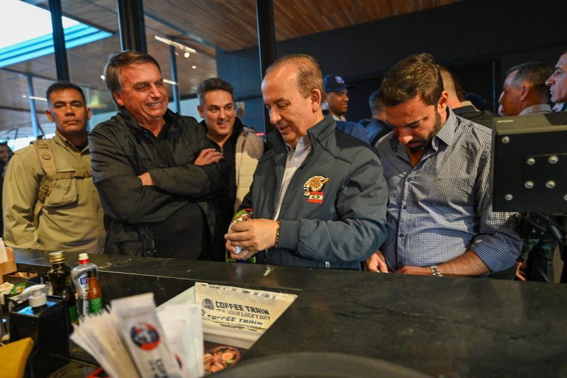 Jorginho Mello e Jair Bolsonaro numa pausa para um caf&eacute; – Foto: Eduardo Valente/Divulga&ccedil;&atilde;o/ND